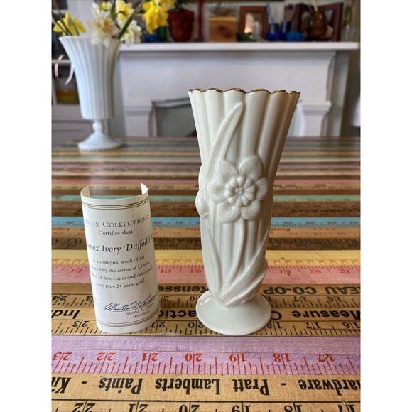Vase Lenox Embossed Daffodil 24k Gold Scalloped Edge Fluted Ivory Porcelain Vase - Picture 1 of 11